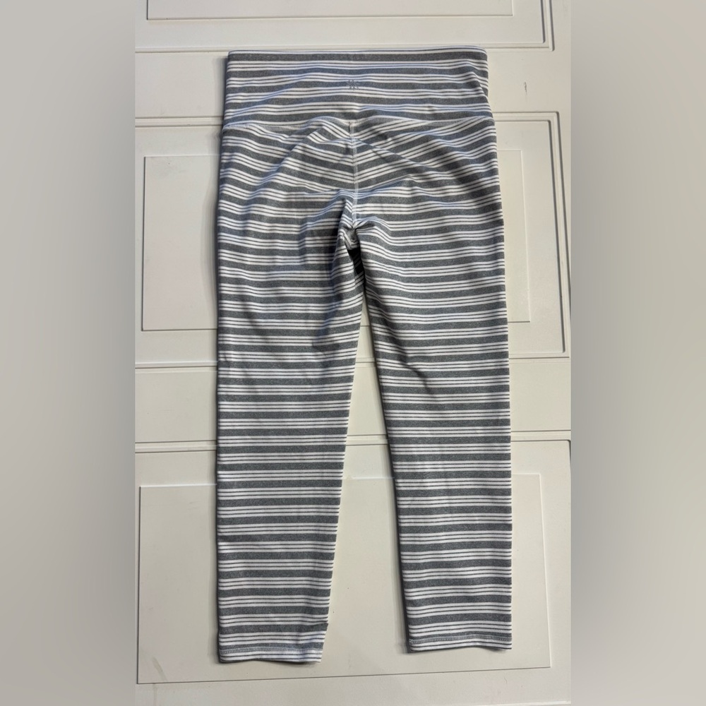 Athleta Striped Cropped Capri Leggings Gray White Womens Size Small Active - Picture 6 of 6